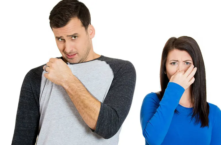 Tại sao hôi nách khác nhau giữa hai giới?