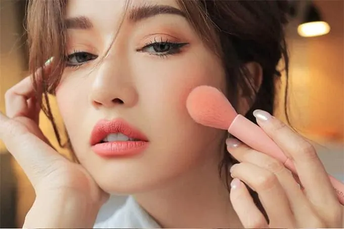 Trang điểm công sở tự nhiên cần chuẩn bị gì?