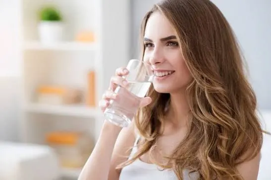 Hiểu lầm phổ biến: nước không phải thuốc thần cho da?