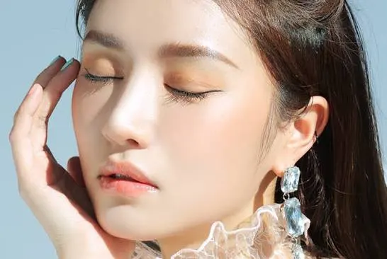 Làm sao giữ lớp trang điểm đi làm?