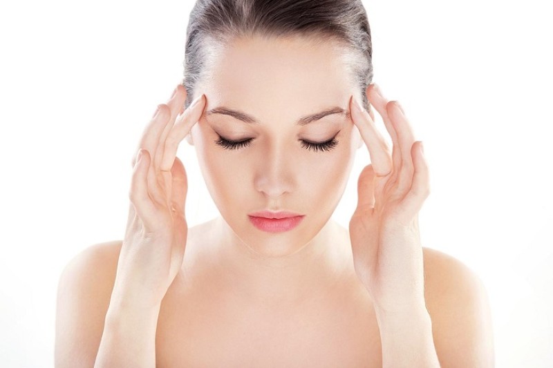 Dùng lực vừa phải vuốt từ đuôi mắt ra thái dương nhiều lần