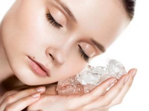 Đá lạnh giúp mắt thư giãn và tăng độ đàn hồi cho da