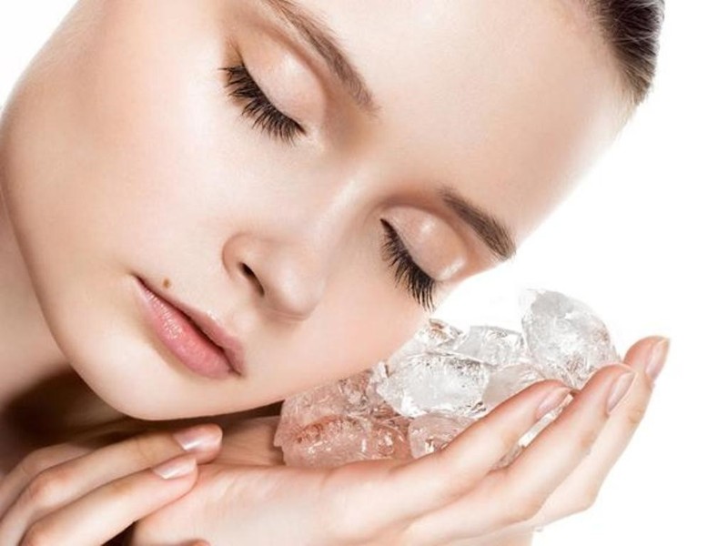 Đá lạnh giúp mắt thư giãn và tăng độ đàn hồi cho da