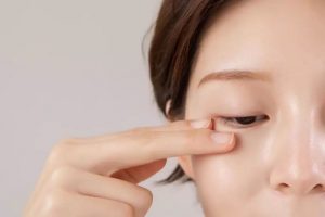 Cách làm hết sưng mắt bằng cách massage đơn giản