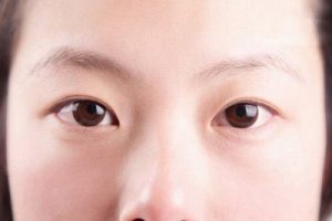 Con gái mắt 1 mí trong nhân tướng học không phải là quý tướng