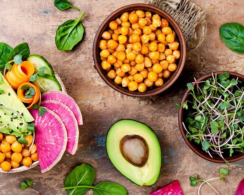 Ăn nhiều rau củ quả với hàm lượng lớn vitamin và khoáng chất