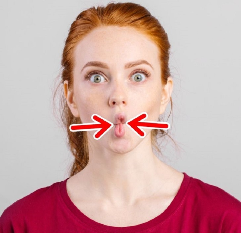 Ngậm má vào như cá 20 lần mỗi ngày giúp mặt thon gọn