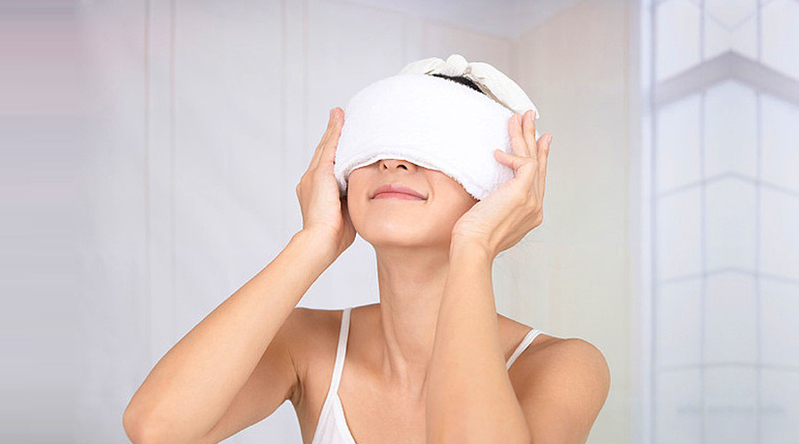 Chườm nóng và chườm lạnh là biện pháp điều trị sưng mí mắt tạm thời