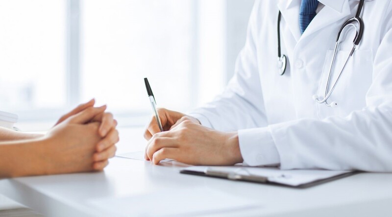 Bước đầu tiên trong quy trình thực hiện là tiến hành thăm khám mắt