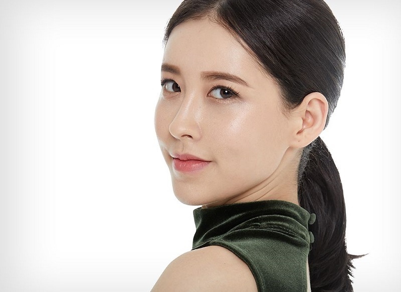 Đuôi mắt cụp xuống xuất phát từ hệ gen di truyền từ bố mẹ