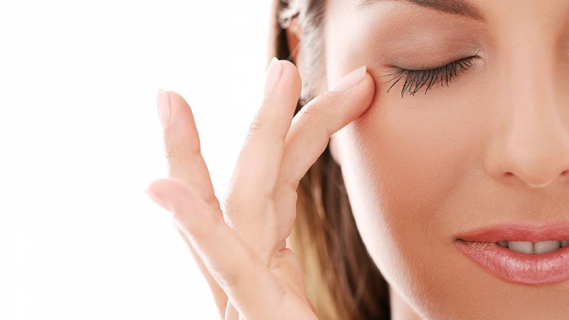 Do va chạm mạnh là nguyên nhân khác khiến cũng khiến đuôi mắt cụp xuống