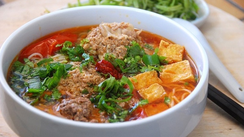 Không nên ăn bún riêu cua khi vừa cắt mí