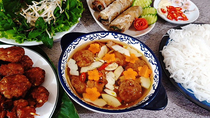 Nên kiêng bún chả từ 2 - 4 tuần tuỳ cơ địa