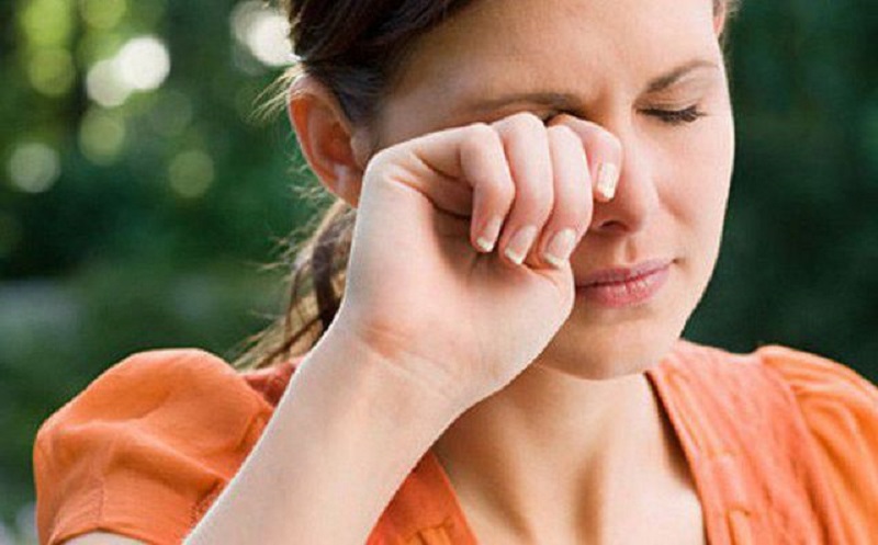 Tuyệt đối không nên dụi mắt sẽ khiến vết thương bị nhiễm bẩn