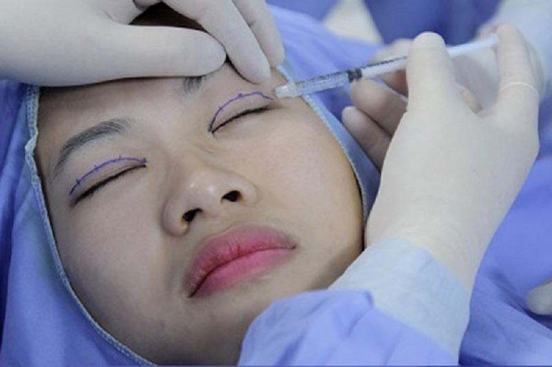 Cần tiêm tê trước khi phẫu thuật thẩm mỹ để hạn chế cơn đau