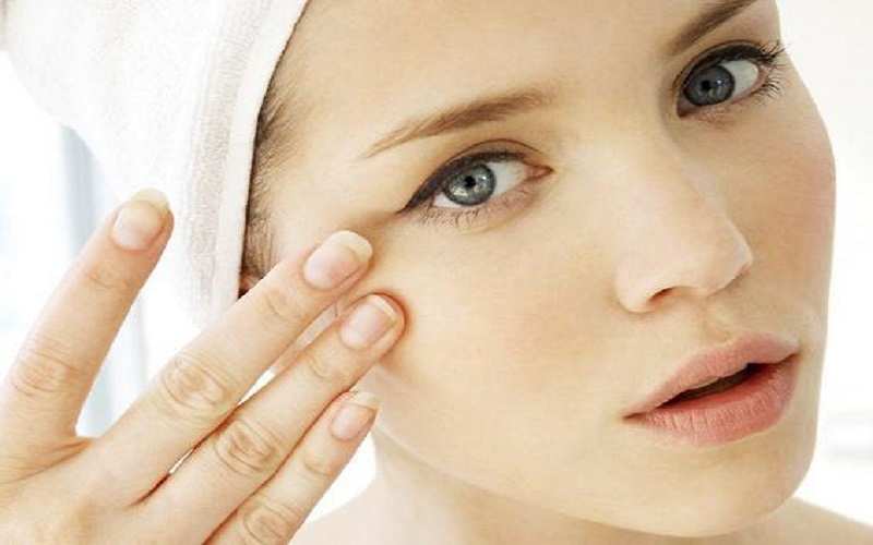 Tránh đụng chạm tay lên mắt gây viêm nhiễm vết cắt mí