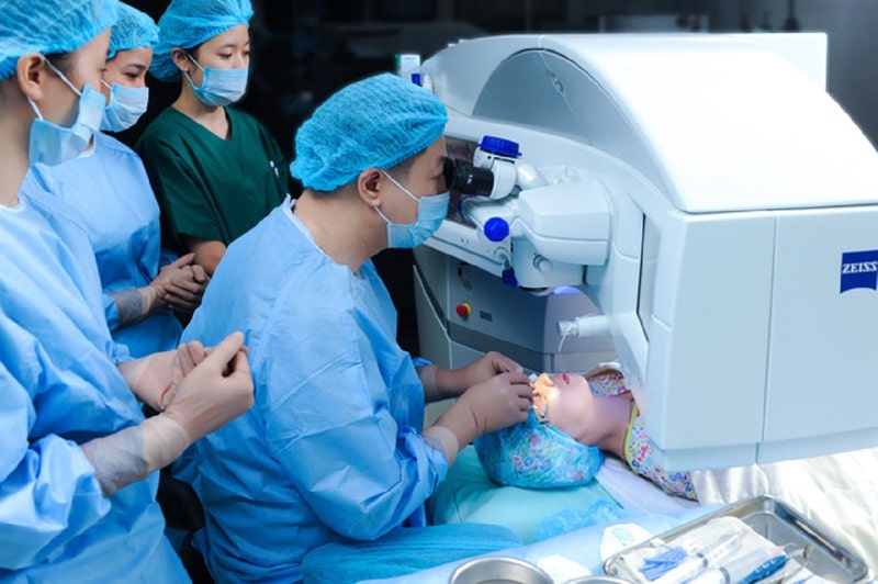 Thực hiện các phương pháp phẫu thuật để khắc phục tình trạng mắt lồi