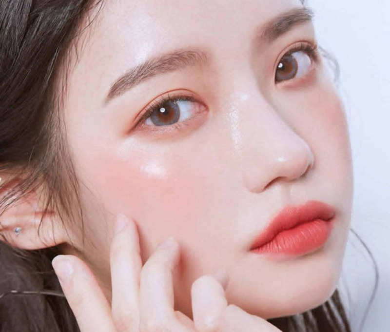 Mắt 2 mí rõ nét, cân đối và long lanh là đặc điểm nổi bật của mắt ướt