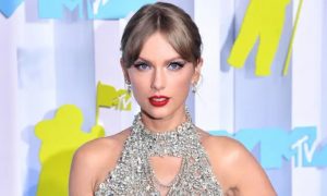 Đôi mắt xanh da trời nổi bật của Taylor Swift