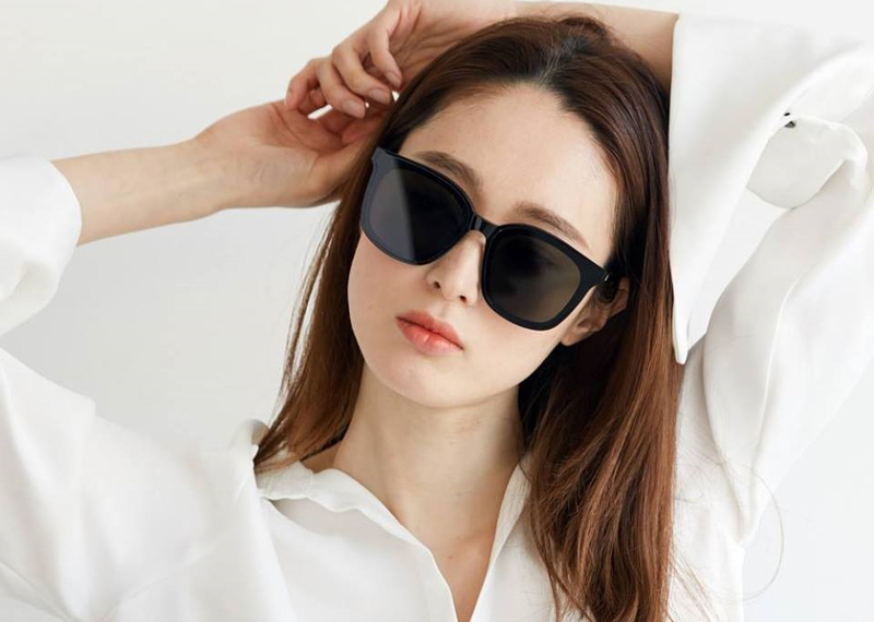 Sử dụng các loại kính râm, kính thời trang là cách tốt nhất để che vết thương sau khi cắt mí