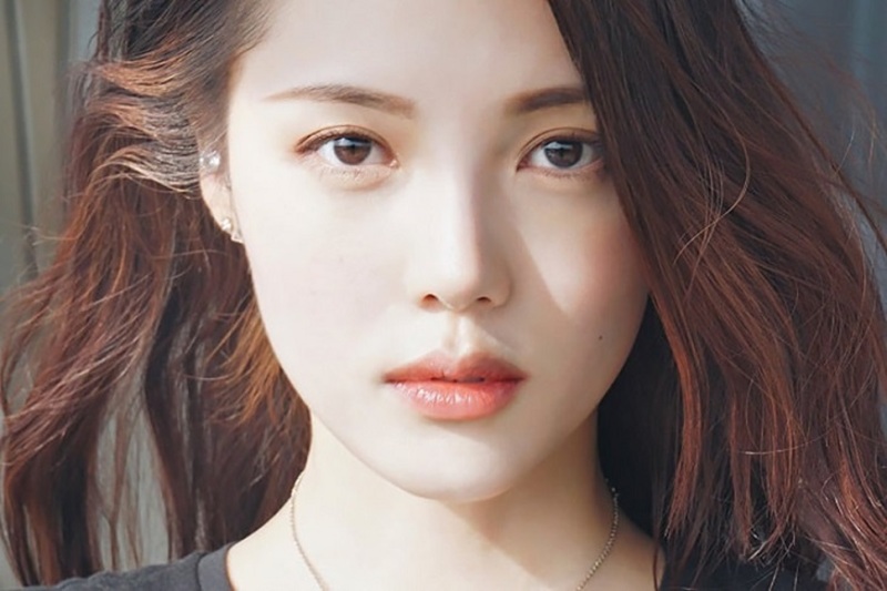 Lựa chọn phong cách trang điểm nhẹ nhàng sẽ hạn chế tối đa những ảnh hưởng tới vết thương