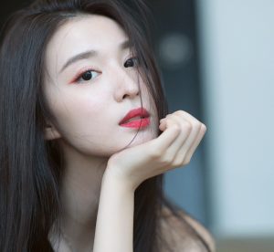 Đường viền mắt dài, đuôi mắt hơi xếch nhẹ lên trên