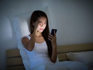 Xem điện thoại quá lâu sẽ khiến võng mạc bị khô, dẫn tới lồi mắt
