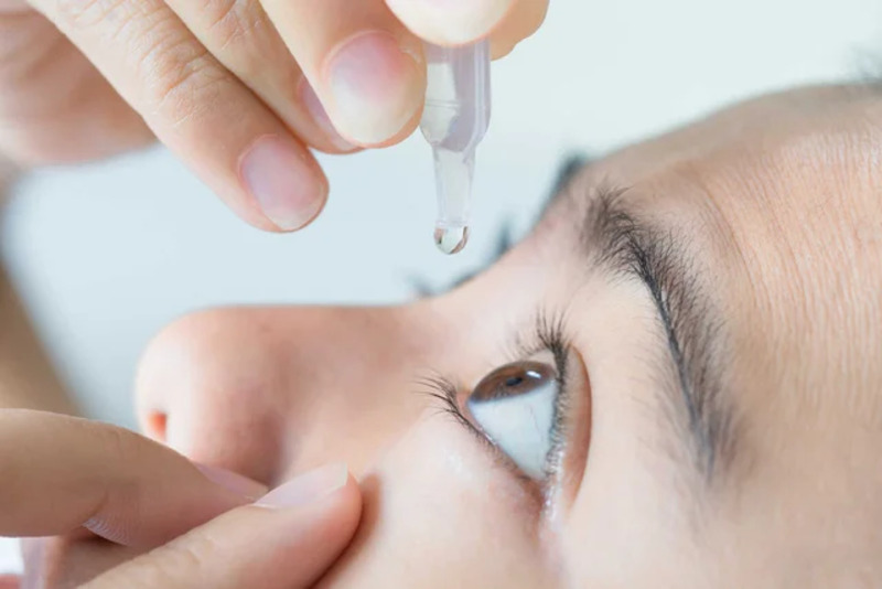 Tra thuốc nhỏ mắt thường xuyên, mỗi ngày sẽ giúp duy trì một đôi mắt sáng, khỏe
