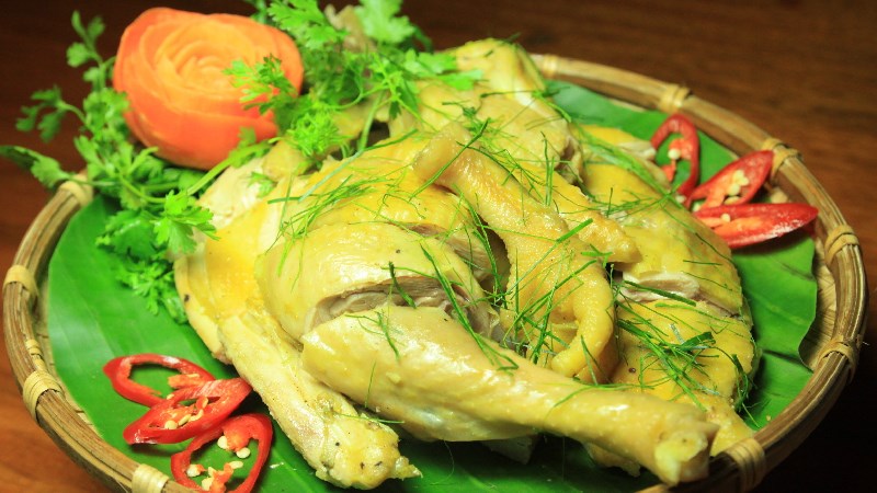 Không nên ăn gà sau phẫu thuật cắt mí có thể khiến vết thương bị kích ứng