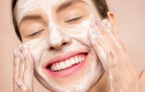 Cần vệ sinh da mặt và đôi mắt sạch sẽ trước khi thực hiện