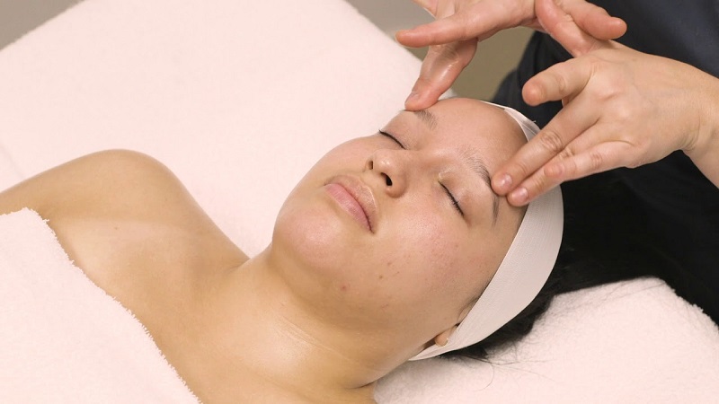 Giúp đôi mắt thư giãn bằng cách massage kích thích ở huyệt