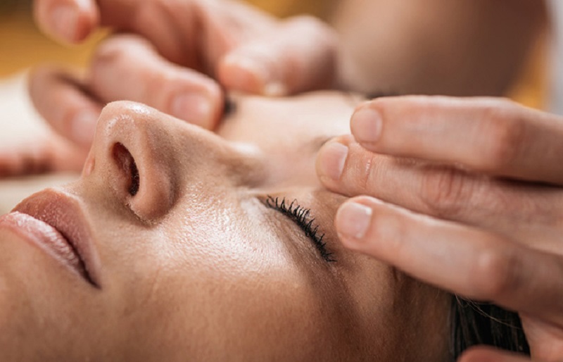Kích thích sự hình thành nếp gấp mí với bài tập massage