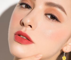 Kiểu mắt dáng đuôi cá thường có đường viền rõ ràng, mí mắt kéo dài