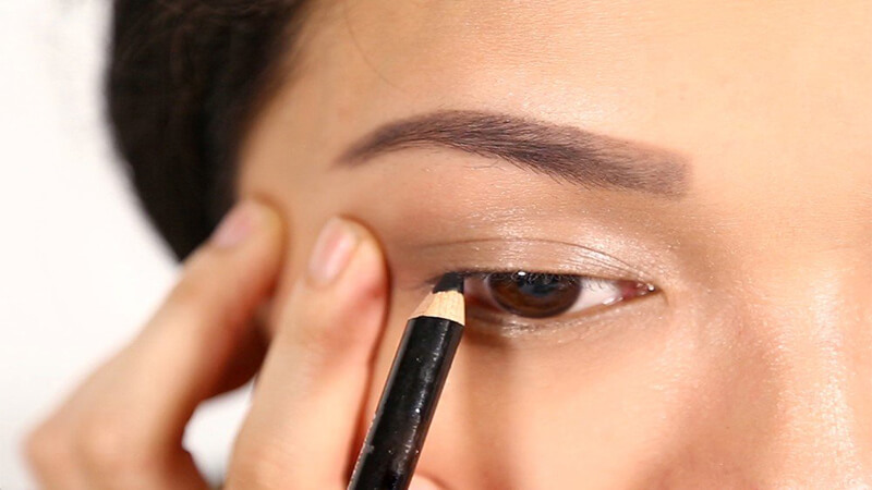 Kẻ mắt dạng bút chì phù hợp cho những bạn mới tập makeup
