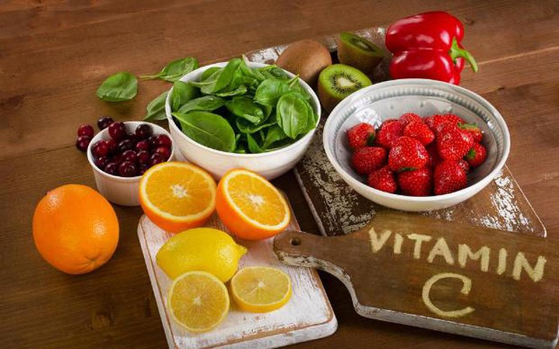 Tăng cường bổ sung vitamin C nhằm giúp tan máu bầm ở mí mắt