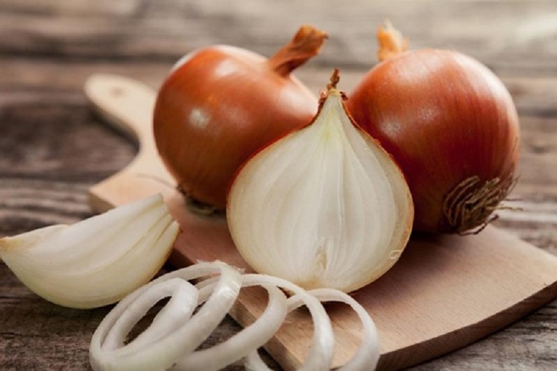 Ngâm hành tây với nước để giảm bớt cay mắt