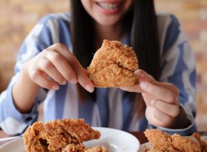 Sau cắt mí ăn gà có thể gây ra những biến chứng nguy hiểm