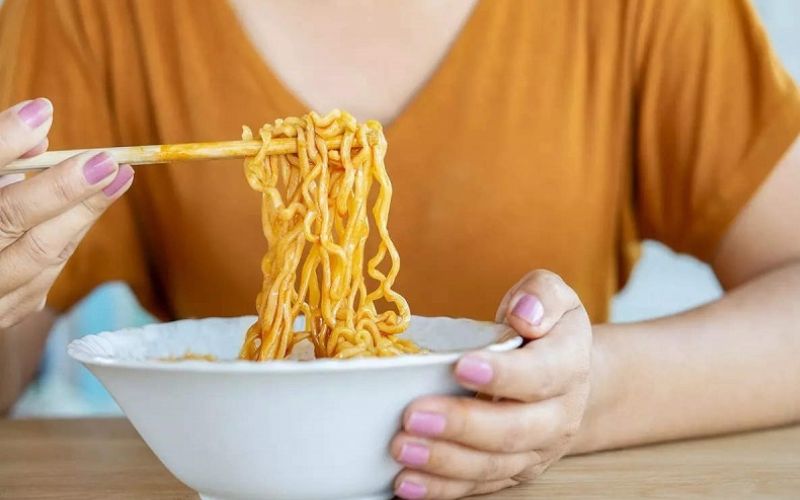 Sau cắt mí không nên ăn mì tôm nhằm tránh gây ảnh hưởng đến quá trình phục hồi nếp mí