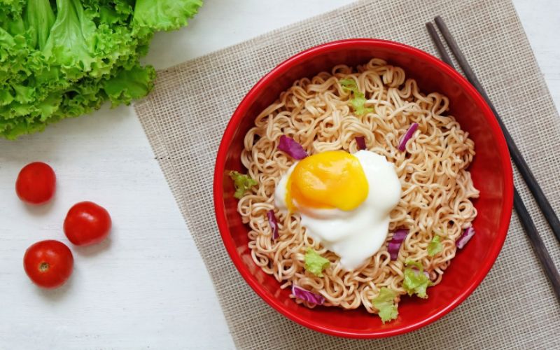 Nếu lỡ ăn mì thì nên ngừng ăn để bảo vệ cho mí mắt