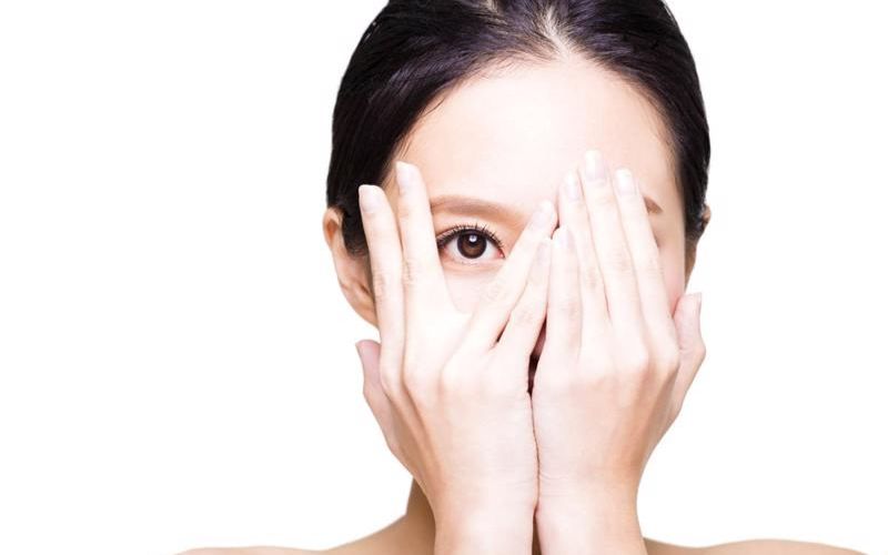 Sau khi cắt mí mắt tránh tác động đến vùng mắt trong 2 tuần