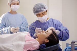 Trực tiếp bác sĩ Phan Văn Dũng tư vấn và phẫu thuật cắt mí cho khách hàng