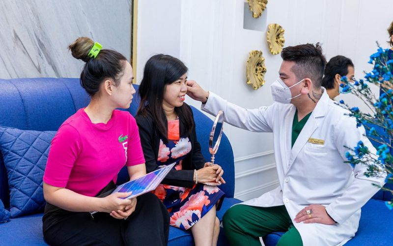 Viện thẩm mỹ VI.VA có đội ngũ bác sĩ giỏi chuyên môn giúp khách hàng cắt mí đẹpViện thẩm mỹ VI.VA có đội ngũ bác sĩ giỏi chuyên môn giúp khách hàng cắt mí đẹp