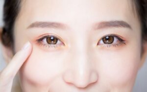 Đôi mắt đẹp phải 2 mí to rõ và long lanh, đuôi mắt hướng lên