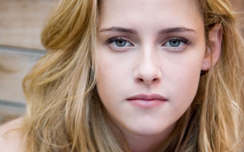 Nữ diễn viên Kristen Stewart sở hữu đôi mắt xanh dương sâu thẳm như đại dương