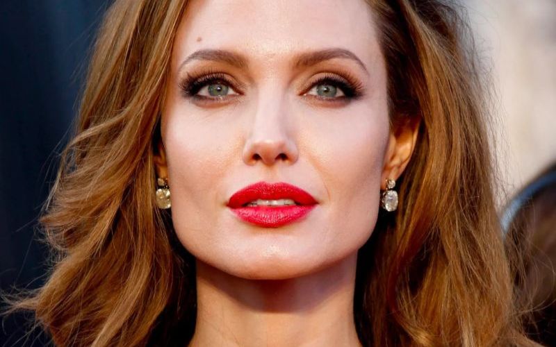 Angelina Jolie không chỉ sở hữu gương mặt góc cạnh mà đôi mắt màu xanh lá của cô cũng khiến người khác không thể rời mắt