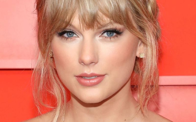 Không chỉ giỏi ca hát, Taylor Swift còn sở hữu vẻ ngoài vô cùng lôi cuốn với đôi mắt xanh dương trong vắt