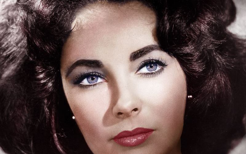 Elizabeth Taylor gây ấn tượng bởi đôi mắt màu ánh tím huyền bí