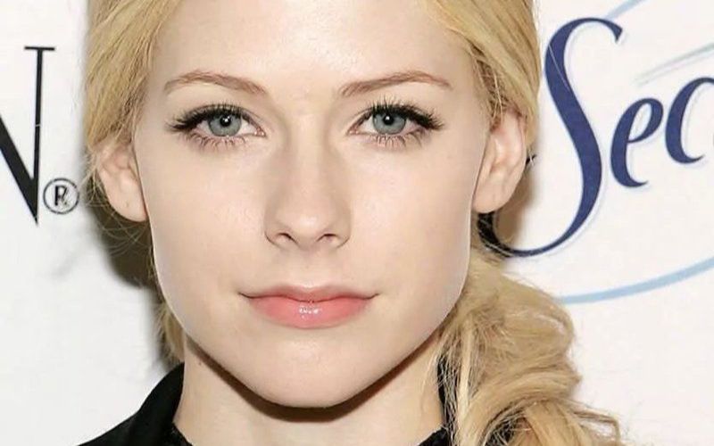 Avril Lavigne ghi điểm nhờ đôi mắt màu xám của mình