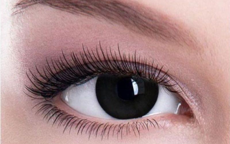 Đôi mắt màu đen huyền bí