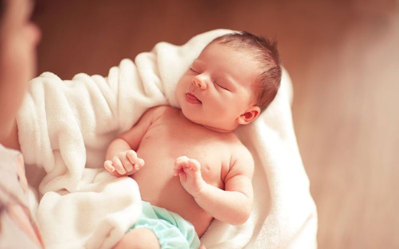 Mắt của trẻ có biểu hiện nhắm lại khi vừa mới sinh